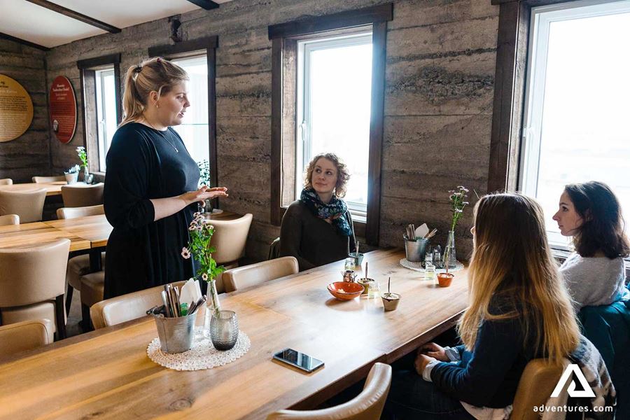 guide talking before a food tour