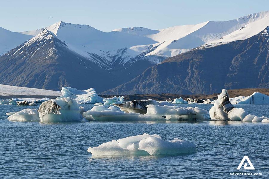 sunny day mountain range view at jokulsarlon
