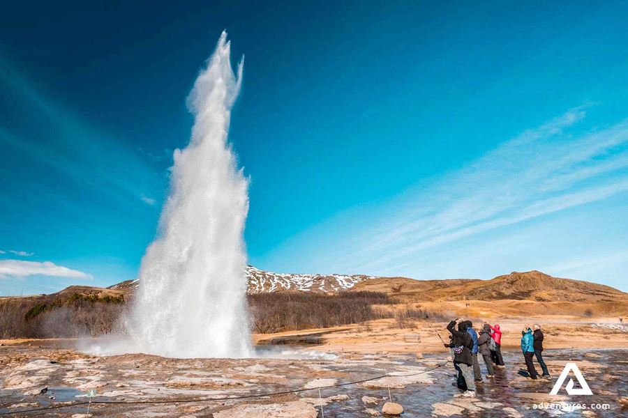 people watching geysir strokkur