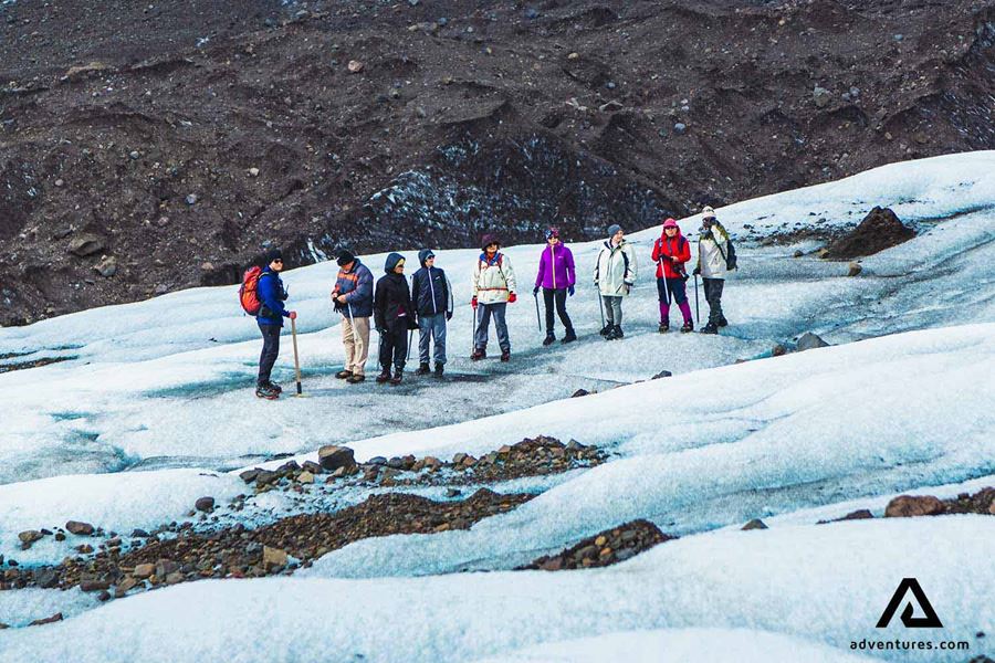 guide talking with a group on solheimajokull